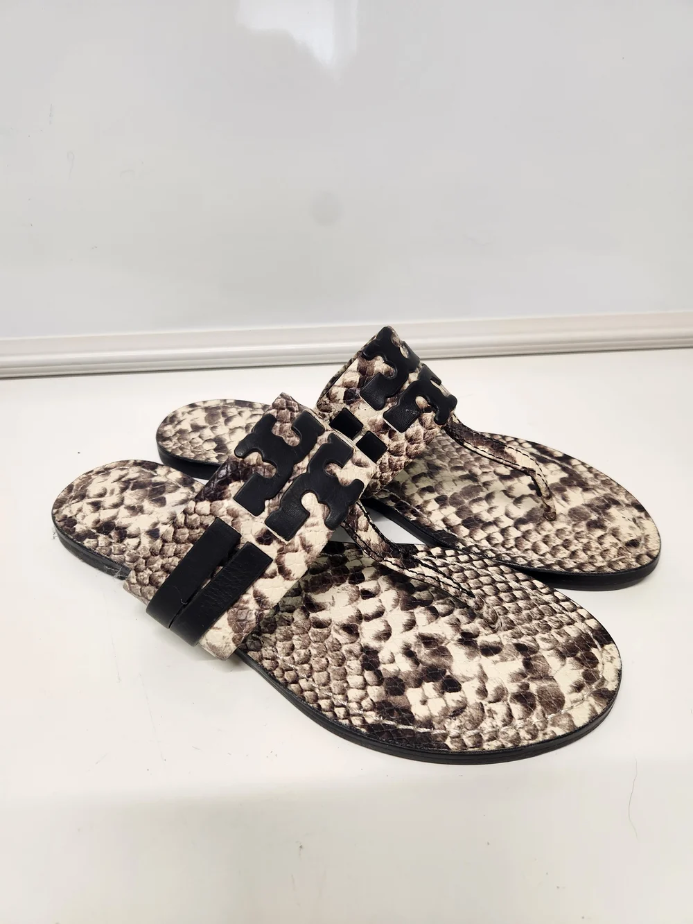 Tory Burch Leigh Flip Flop Double T Logo Snake Print Leather Sandals Size 7.5